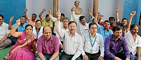 Non-teaching staff of colleges go on hunger strike