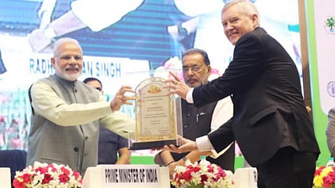 HarvestPlus founder Howarth Bouis honored by Hon’ble PM Modi at the International Agrobiodiversity Congress, 2016 in New Delhi, India.