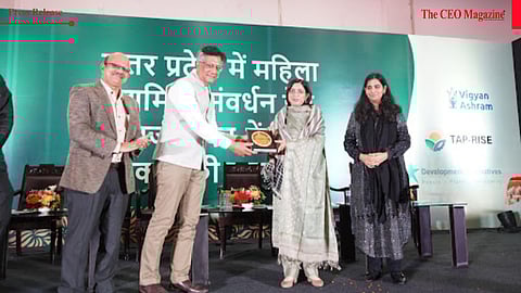 Shrashtant Patara, CEO, Development Alternatives, felicitating Deepa Ranjan, IAS, Mission Director, UPSRLM