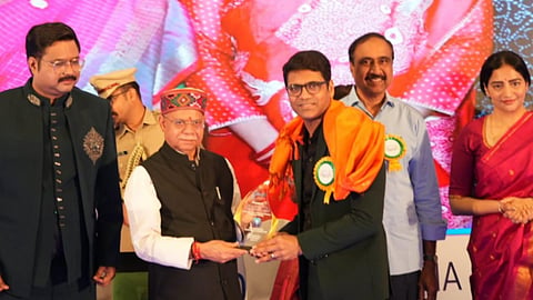 Sridhar Peddireddy, Founder & CEO of Renova Hospitals Receiving Award from Governor of Telangana, Shiv Pratap Shukla