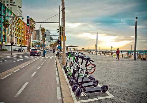 SHARED ELECTRIC SCOOTERS TO BE EQUIPPED WITH LICENSE PLATES AND HELMETS