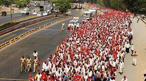 Farmers long march moving from Mulund towards Mumbai. Will stay at Somaiya ground in Sion on Sunday. Express photo by Deepak Joshi
Mumbai 11th March 2018