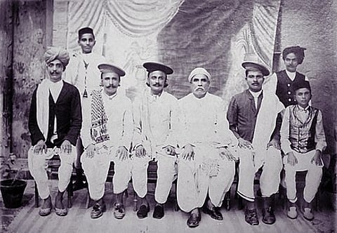 Vintage group photo of Indian Sindhi people.
source: Wikiwand.