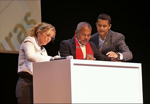 Jadev Payeng signs an agreement during the Ciudad de las Ideas at Puebla City with former Mexican Senator Ninfa Salinas Sada