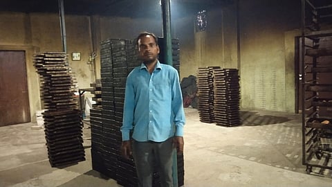 राम सिंह अपनी फैक्ट्री में होने वाले उत्पादों को बताते हुए