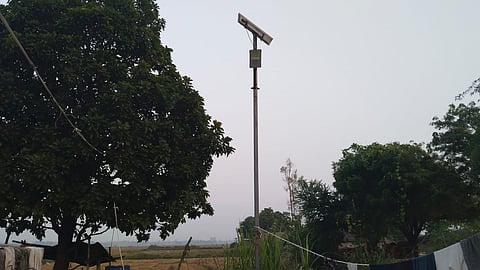 गांव में लगा सोलर लाइट
