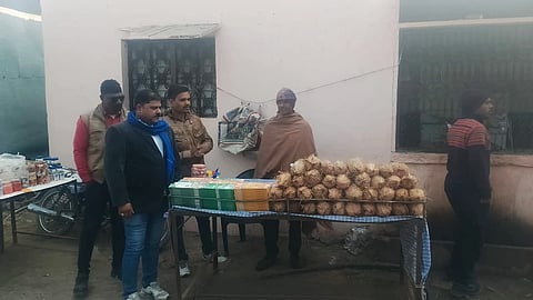 अपनी दुकान के साथ 55 वर्षीय रामप्रसाद मेघवाल