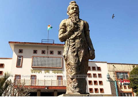 जयपुर राजस्थान हाईकोर्ट परिसर में लगी मनु की मूर्ति