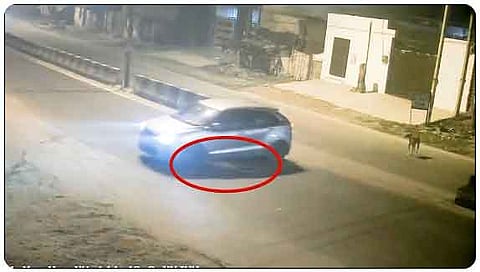 वह कार जिसमें सवार आरोपियों ने युवती को कई किलोमीटर तक घसीटा