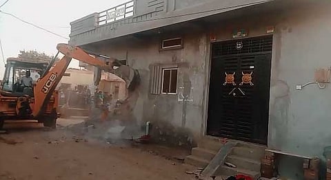 आरोपी के घर पर चलाया गया बुल्डोजर