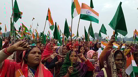 खिरियाबाग में झण्डारोहण कर आजमगढ़ कलक्टरी के लिए रवाना हुईं महिलाएं