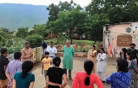 मनीष का मानना है, कोई बच्चा फेल नहीं होता, स्कूल फेल होते हैं