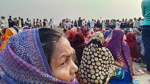 धरनास्थल पर मौजूद महिलाएं।