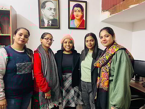 कैफे में आई महिलाएं