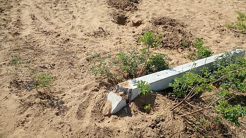 खेत में लगाने के लिए आया सीमेंट का पिलर गिरा दिया गया