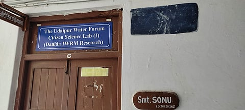 कॉलेज में सभी नेमप्लेट से सरनेम पूरी तरह से हटा दिया गया है।