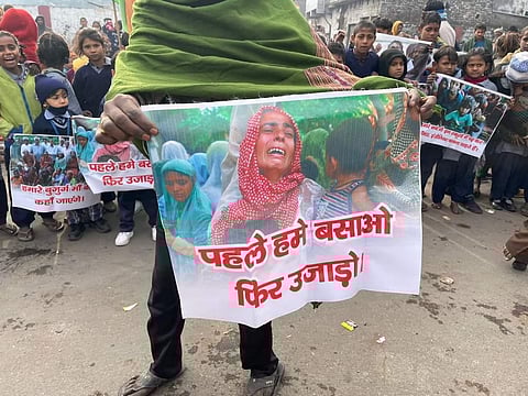 हाथ में बैनर पोस्टर के जरिए अपनी भावनाएं व्यक्त करते हल्द्वानी जिले के पीड़ित लोग