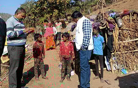 कथौड़ी परिवार के बच्चे पढ़ाई की बजाय वन उपज बीनने में माता पिता की मदद करते हैं।