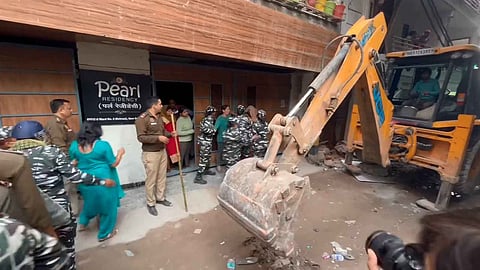 महरौली में दिल्ली विकास प्राधिकरण का डिमोलिशन ड्राइव