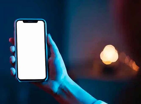 स्मार्टफोन से गई महिला की आंखों की रोशनी, जानिए कैसे हानिकारक हैं ऐसे गैजेट्स..