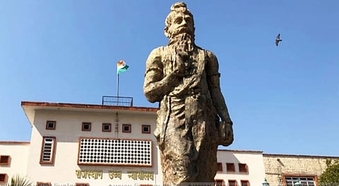 जयपुर राजस्थान हाईकोर्ट परिसर में लगी मनु की मूर्ति