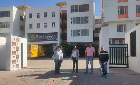 जांच अभियान के तहत उदयपुर के एक निजी विद्यालय में सुविधाओं की जांच करते अधिकारी