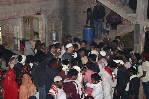 पीड़ित परिजनों से मुलाकात करते एआईएमआईएम प्रमुख असदुद्दीन ओवैसी