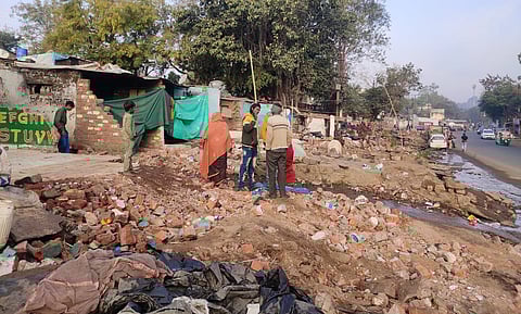 सिक्सलेन रोड के लिए भूमि अधिग्रहण के बाद प्रभावित लोग।