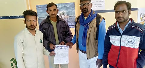 छह दलित युवाओं पर झूठा मुकदमा दर्ज करने का आरोप, कलक्टर से निष्पक्ष जांच की मांग