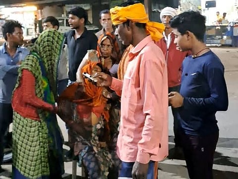 मध्य प्रदेश: नर्सिंग स्टॉफ ने दर्द से कराहती प्रसूता को लेबर रूम से बाहर निकाला!