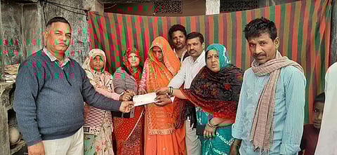 सहायक अभियंता कृष्णमुरारी मोहनपुरिया का परिवार सवाल लाख रुपये की चेक राशि के साथ