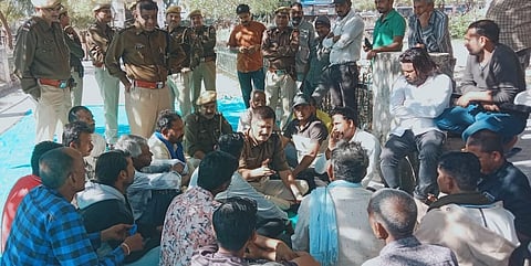 पीड़ित परिजनों के साथ पुलिस अधिकारी