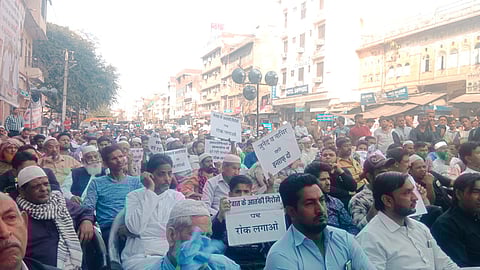 जयपुर शहर स्थित मोती डूंगरी रोड पर न्याय की मांग करते मुस्लिम समुदाय के लोग