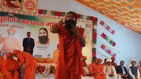 धर्म सभा को संबोधित करते हुए व्यवसायी व योगगुरु बाबा रामदेव का एक विवादित बयान सामने आया.