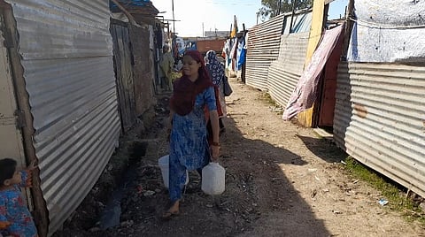 बुलडोजर से मकानों को गिराने के बाद प्रभावितों में मूलभूत सुविधाओं का अकाल