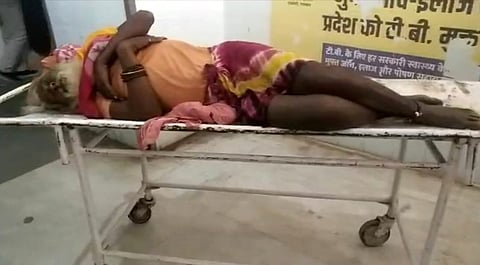 सवाईमाधोपुर जिला अस्पताल में चिकित्सकों के इंतजार में स्ट्रेचर पर गम्भीर रोगी।