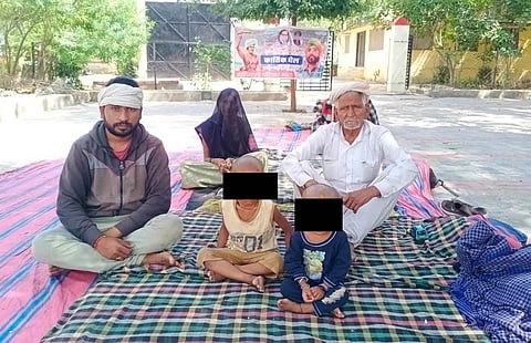 कार्तिक भील का परिवार सिरोही कलक्ट्रेट के बाहर कई दिनों से दे रहा धरना