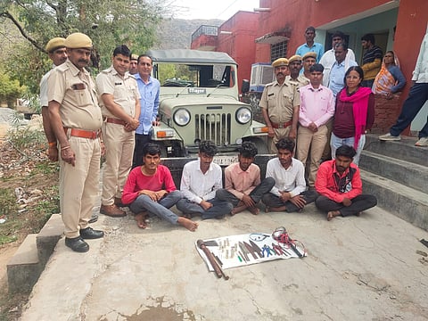 पुलिस की गिरफ्त में आए शिकारी