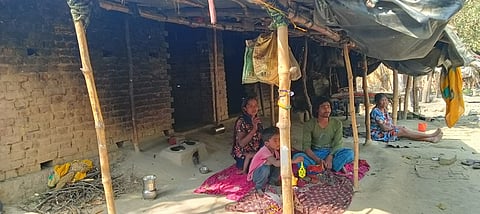 मुराती देवी (70) के साथ उनका बेटा और बहु