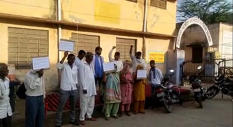 तहसील कार्यालय के बाहर प्रदर्शन करता पीड़ित परिवार