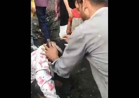 उत्तर प्रदेश: छेड़छाड़ का आरोप लगाकर दलित युवक की पिटाई, पिशाब पिलाई-मुंह काला किया