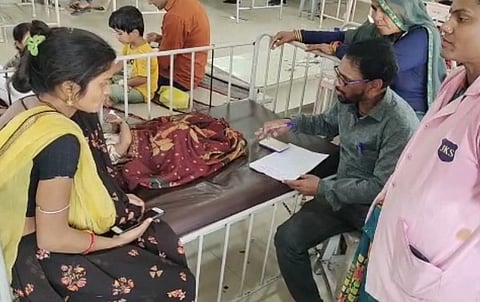 झुलसे बच्चे को अस्पताल में भर्ती किया गया