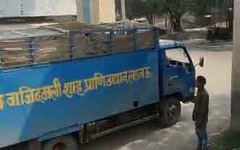 खबर का असर: कमरे में कैद सारस को चिड़ियाघर भेजा