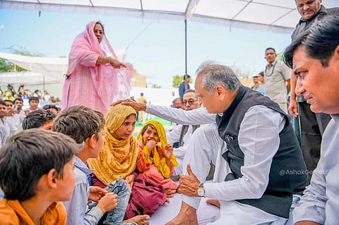 पीड़ित परिजनों के साथ सीएम गहलोत