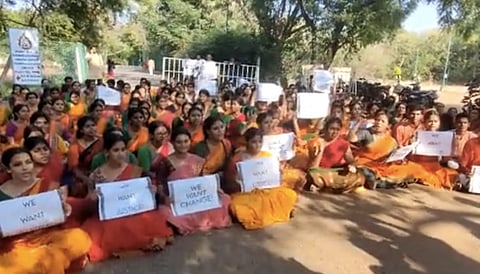 तमिलनाडु: चेन्नई में कला केंद्र में छात्राओं के यौन उत्पीड़न को लेकर धरना प्रदर्शन, मुख्यमंत्री ने किया सख्त कार्रवाई का वादा