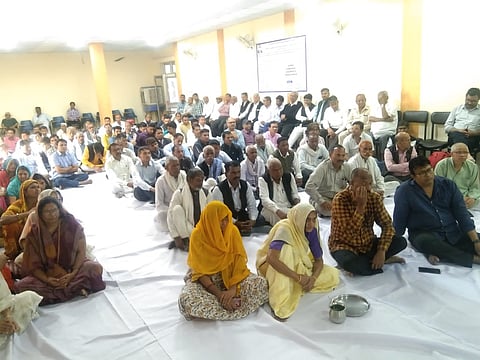 मिमरोठ जी के निधन पर जमा लोग