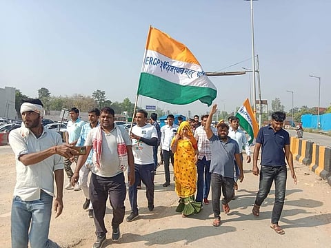 पानी के लिए दिल्ली तक पैदल मार्च करते किसान।