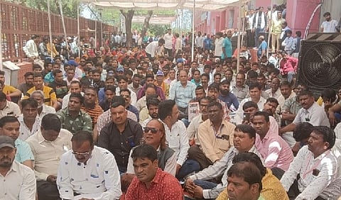 हड़ताल पर बैठे सफाई कर्मचारी