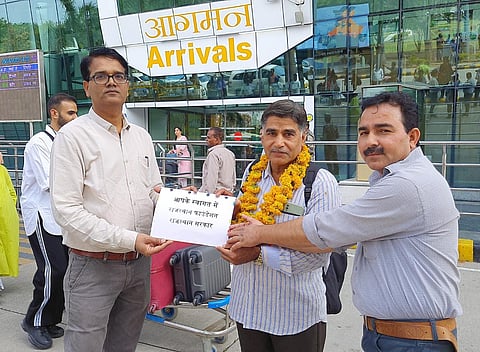 सूडान से लौटे ओंकारलाल का उदयपुर में डबोक एयरपोर्ट पर स्वागत करते हुए अधिकारी