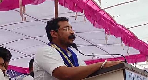 चंद्रशेखर आजाद कार्यक्रम में आए लोगों को संबोधित करते हुए